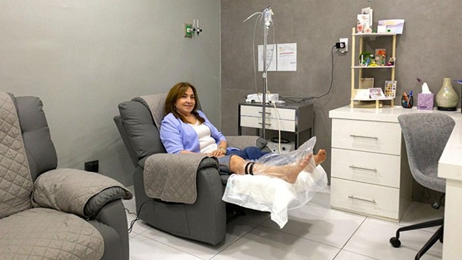 Patient receiving personalized ozone therapy